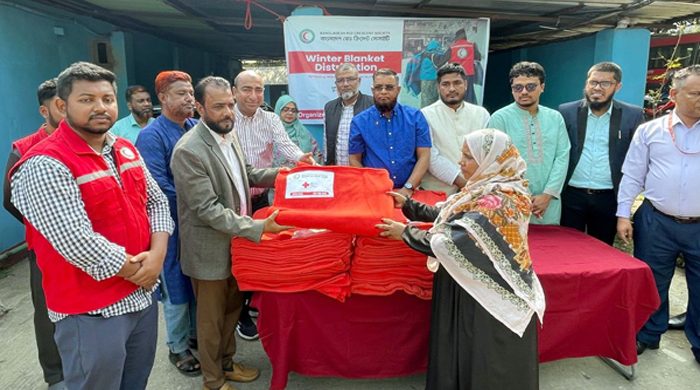 রেড ক্রিসেন্ট সিলেট ইউনিটের উদ্যোগে অসহায়দের মাঝে শীতবস্ত্র বিতরণ