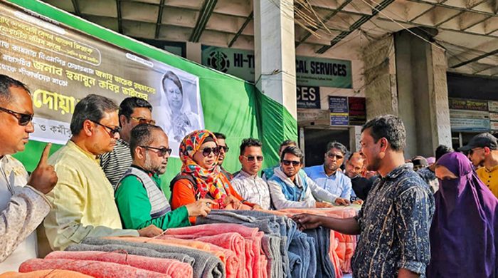 বেগম খালেদা জিয়ার রুহের মাগফেরাত কামনায় হুমায়ুন কবির এর পক্ষ থেকে শীতার্তদের মাঝে কম্বল বিতরণ