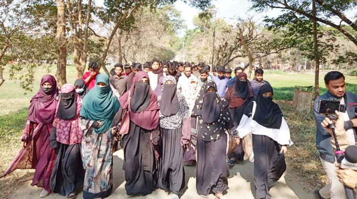 শাকসু নির্বাচন স্থগিতে হাইকোর্টে রিট, প্রতিবাদে বিক্ষোভ