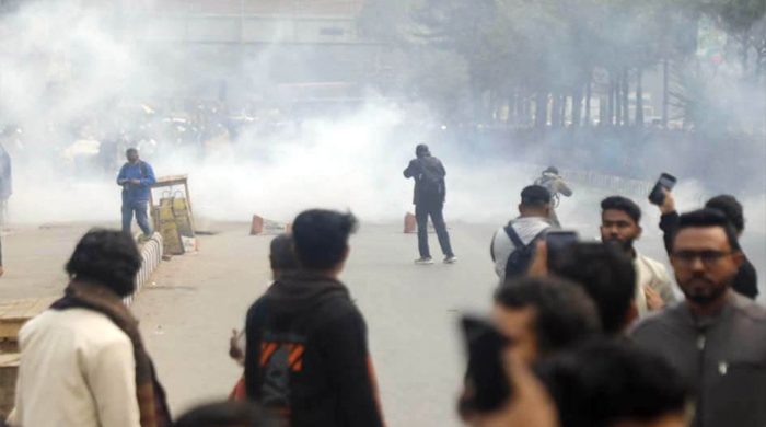 মোবাইল ব্যবসায়ীদের সঙ্গে পুলিশের সংঘর্ষ, সাউন্ড গ্রেনেড নিক্ষেপ