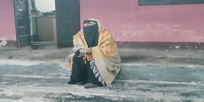 সিলেটের দক্ষিণ প্রেমিকের বাড়িতে বিয়ের দাবিতে তরুণীর অনশন
