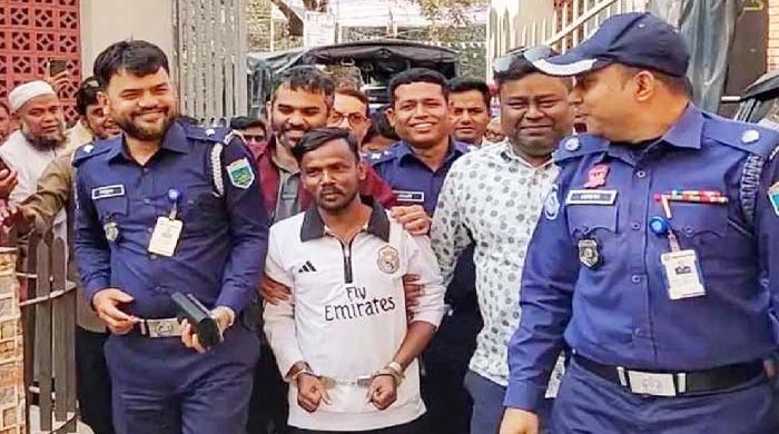 ‘ধাওয়া করে’ হিরো আলমকে ধরল পুলিশ