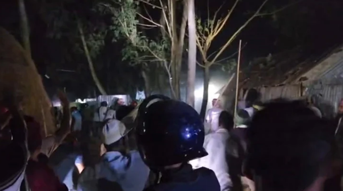 রাতে টর্চ জ্বালিয়ে দুই পক্ষের সংঘর্ষ, পুলিশসহ আহত ৫০