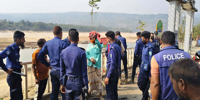 জাফলংয়ে টাস্কফোর্সের অভিযানে আটক ৯