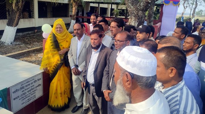 দয়ামীর ডিগ্রি কলেজের নবনির্মিত শহীদ মিনারের উদ্বোধন করেন এমপি লুনা