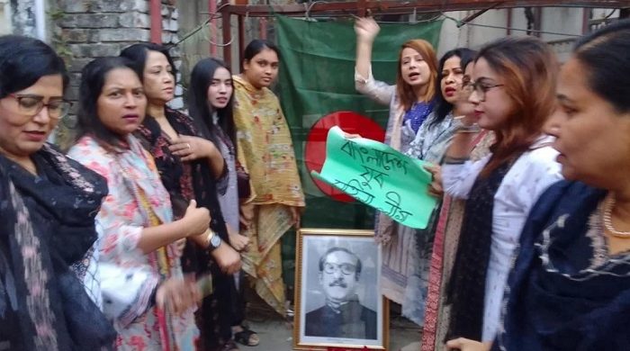 এবার আওয়ামী লীগের ধানমন্ডি অফিসের ফটকে বঙ্গবন্ধুর ছবি রেখে স্লোগান