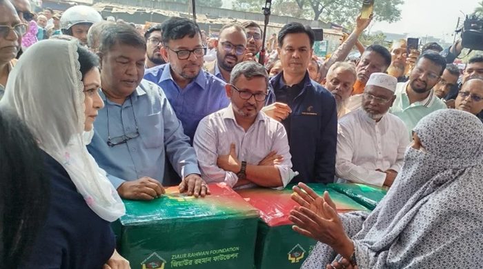 ভাষানটেকে অগ্নিকাণ্ডে ক্ষতিগ্রস্তদের পাশে জুবাইদা রহমান