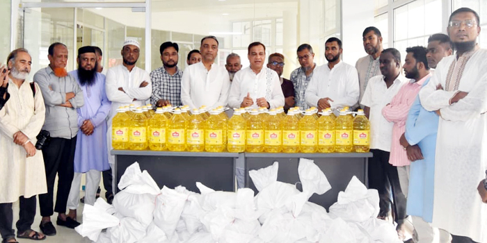 মধ্যবিত্তের পাশে কয়েস লোদী রমজানের প্রথম দিনে খাদ্যসামগ্রী বিতরণ
