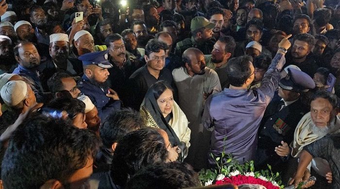 শহীদ মিনারে শ্রদ্ধা নিবেদনে রুমিন ফারহানাকে বাধা, ১৫০ জনের নামে মামলা