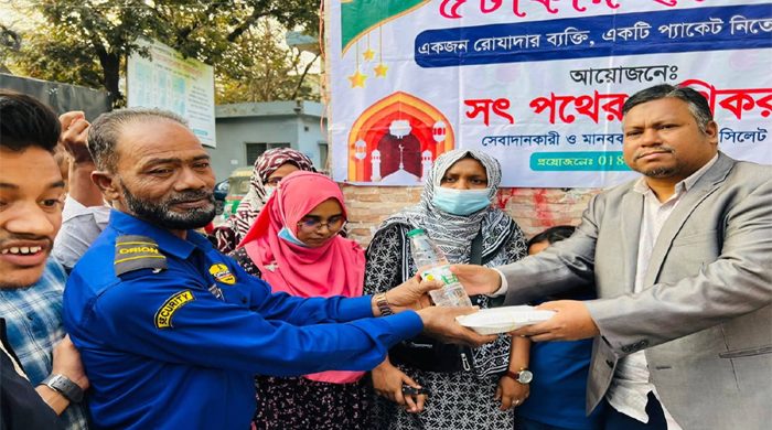 সিলেটে ৫ টাকায় ইফতার দিচ্ছে সেবাদানকারী ও মানবকল্যান সংগঠন "সৎ পথের পথিকরা"
