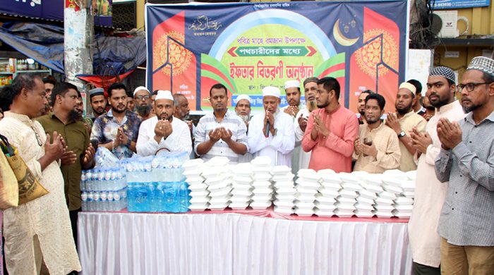 ৪ শতাধিক রোজাদারদের মাঝে জিতু মিয়া পয়েন্ট ব্যবসায়ী সমিতির ইফতার বিতরণ