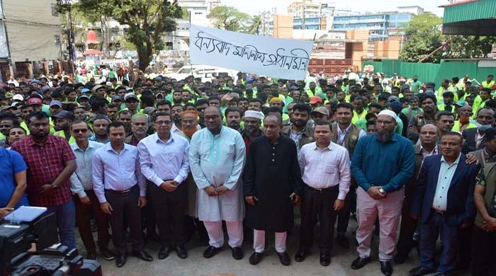 প্রধানমন্ত্রীর ঈদ অনুদান পরিচ্ছন্নতাকর্মীদের হাতে তুলে দিলেন সিসিক প্রশাসক