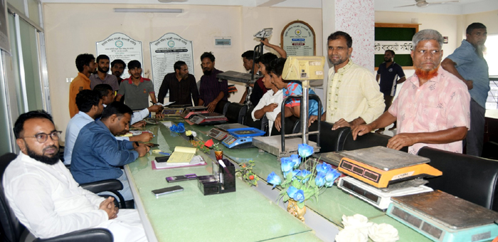 মদিনা মার্কেটে বিএসটিআই-এর অভিযান, ওজন ও পরিমাপ যন্ত্রপাতি ভেরিফিকেশন