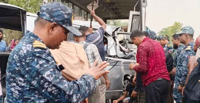 বাস-মাইক্রোবাস সংঘর্ষ, নিহত ১২