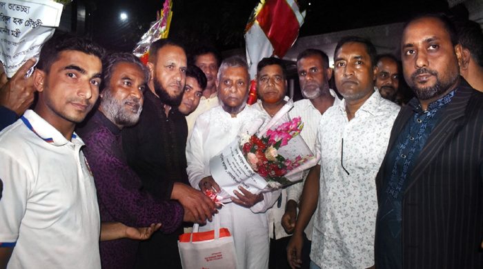 মন্ত্রী আরিফুল হক চৌধুরীকে সালুটিকর কলেজের পক্ষ থেকে ফুলেল শুভেচ্ছা