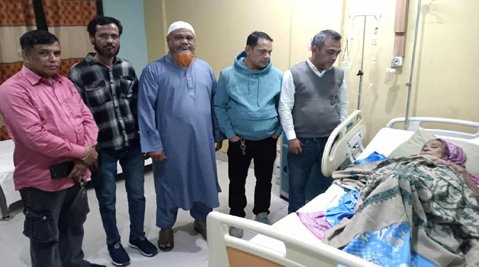 সিলেট মহানগর যুবদল নেতা তানিমের মায়ের অসুস্থতায় হাসপাতালে যুবদল নেতৃবৃন্দ