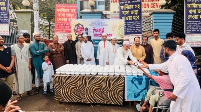 হাউজিং এস্টেটে ইয়াং এসোসিয়েশনের উদ্যোগে ইফতার বিতরণ