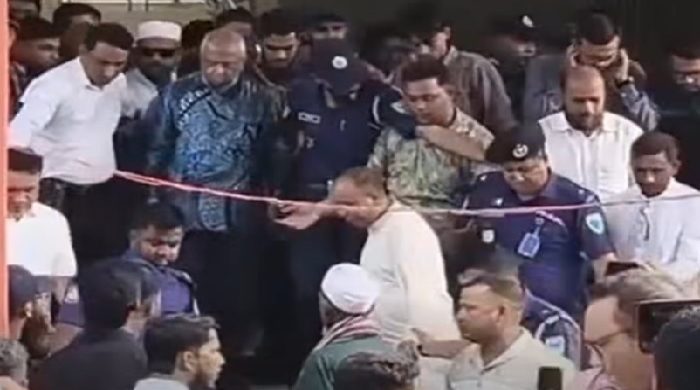 সিলেটে মন্ত্রীর পাশে বসা নিয়ে যুবদল নেতাদের হাতাহাতি, অনুষ্ঠান পন্ড