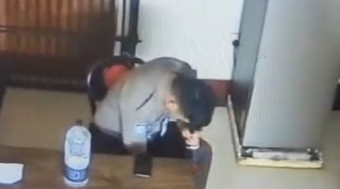 নিজের মাথায় রাইফেল ঠেকিয়ে পুলিশ সদস্যের আত্মহত্যা