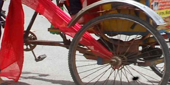 রিকশার চাকায় ওড়না পেঁচিয়ে প্রাণ গেল এক নারীর