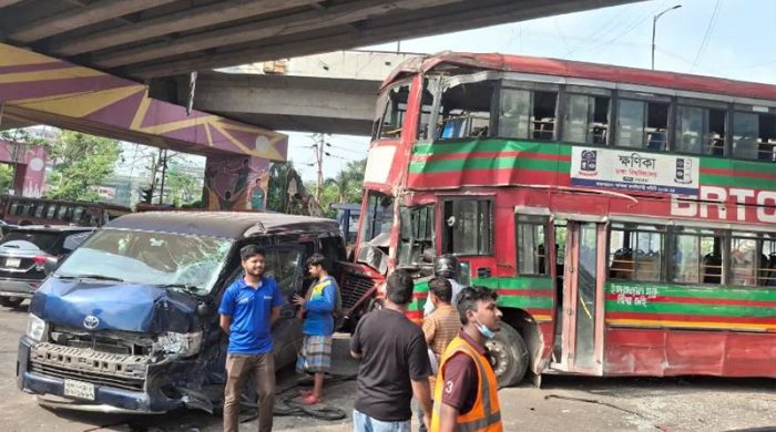 দুর্ঘটনার কবলে ঢাবির বাস, আহত অন্তত ৮ শিক্ষার্থী