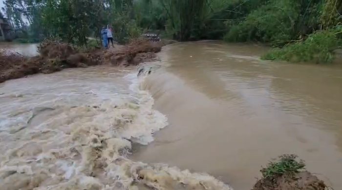 কুলাউড়ায় পাহাড়ী ঢলে বাঁধ ভেঙ্গে জনপদ প্লাবিত