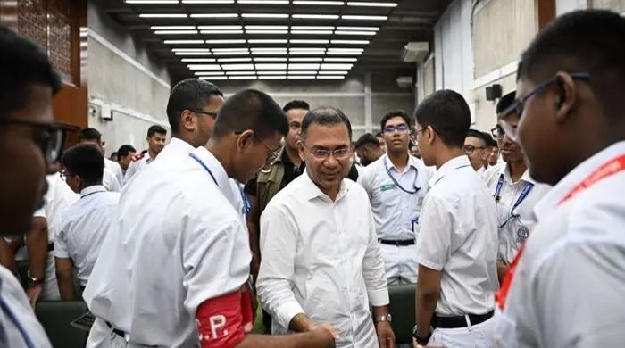 নিজের প্রাক্তন কলেজের শিক্ষার্থীদের সঙ্গে প্রধানমন্ত্রীর শুভেচ্ছা বিনিময়