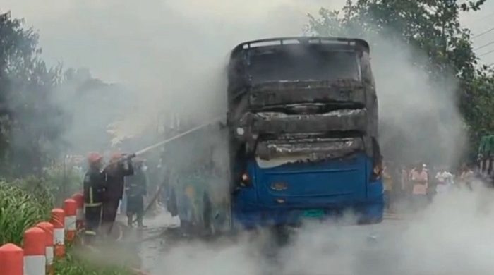 মানিকগঞ্জে অক্সিজেনবাহী লরির সঙ্গে বাসের মুখোমুখি সংঘর্ষ