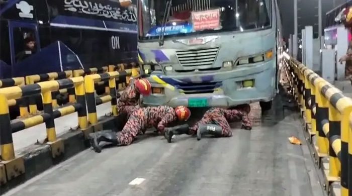 টোল প্লাজায় ‘ব্রেক ফেল’ বাস, আটকাতে গিয়ে চাকায় পিষ্ট হেলপার