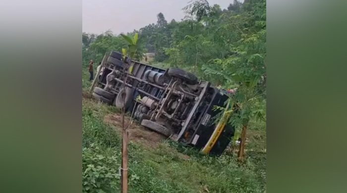 ঢাকা-টাঙ্গাইল মহাসড়কে ট্রাক উল্টে নিহত ১৫