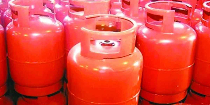 একলাফে হাজার টাকা বাড়ল গ্যাসের দাম