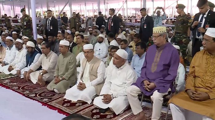প্রধান জামাতে নামাজ আদায় করলেন রাষ্ট্রপতি ও প্রধানমন্ত্রী