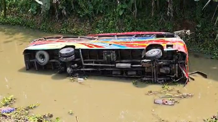 কুষ্টিয়ায় ট্রাকের সঙ্গে সংঘর্ষ, বাস খাদে পড়ে নিহত ৩