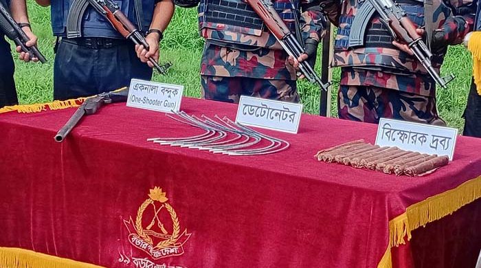 সিলেট সীমান্তে বিজিবি-র‌্যাবের অভিযানে বিপুল পরিমাণ বিস্ফোরক ও আগ্নেয়াস্ত্র উদ্ধার