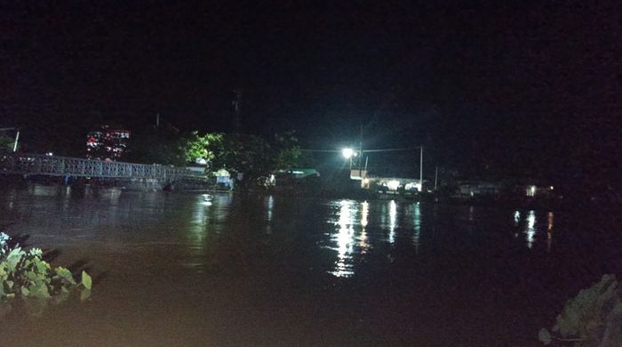 খোয়াই নদীর বাঁধ ভেঙে হবিগঞ্জের ২০ গ্রাম প্লাবিত টানা কয়েক দিনের ভারী বর্ষণ ও ভারতের উজান থেকে নেমে আসা পাহাড়ি ঢলে হবিগঞ্জের খোয়াই নদী ভয়াবহ রূপ ধারণ করেছে। গতকাল বৃহস্পতিবার রাতে হবিগঞ্জ সদর উপজেলার লস্করপুর ইউনিয়নের কালিগঞ্জ এলাকায় নদীর প্রতিরক্ষা বাঁধ ভেঙে লোকালয়ে পানি প্রবেশ করেছে। এতে অন্তত ২০টি গ্রাম প্লাবিত হয়ে চরম দুর্ভোগে পড়েছেন কয়েক হাজার বাসিন্দা। এর আগে বৃহস্পতিবার বিকেলে বানিয়াচং উপজেলার রাধাপুর নামক স্থানে খোয়াই নদীর আরেকটি বাঁধ ভেঙে প্রবল বেগে হাওরে পানি ঢুকতে শুরু করে। কালীগঞ্জ এলাকায় বাঁধের অংশটি ভেঙে যাওয়ার পর দ্রুত বেগে নোয়াবাদ, চরহামুয়া, সুঘর, বনগাও, নতুন বাজার, বালিহাটা, কালীগঞ্জ, যাদবপুর, বিষ্ণরামপুর, দক্ষিণচর, রামনগর ও বনদক্ষিণসহ অন্তত ১৫টি গ্রামে পানি প্রবেশ করে। হঠাৎ বন্যায় ঘরবাড়ি তলিয়ে যাওয়ায় চরম বিপাকে পড়েছেন দুর্গতরা। নারী, শিশু ও বৃদ্ধদের নিয়ে গবাদিপশু এবং ঘরের মূল্যবান আসবাবপত্রসহ নিরাপদ আশ্রয়ের খোঁজে ছুটছেন মানুষ। অনেকে নিকটস্থ শিক্ষাপ্রতিষ্ঠান ও আশ্রয়কেন্দ্রে অবস্থান নিয়েছেন, আবার কেউ কেউ আশ্রয় নিয়েছেন আত্মীয়-স্বজনের বাড়িতে। এছাড়া হবিগঞ্জ শহরের কামড়াপুর ও দানিয়ালপুর এলাকার বেশ কিছু ঘরেও পানি প্রবেশ করেছে। নদীর পানি বৃদ্ধি পাওয়ায় চুনারুঘাট উপজেলার নালমুখ বাজার সংলগ্ন এলাকায় নদীভাঙন তীব্র আকার ধারণ করেছে। ভাঙন দ্রুত বিস্তৃত হওয়ায় হরিজন সম্প্রদায়ের রবিদাস পাড়ার অন্তত ১৫টি পরিবার চরম ঝুঁকিতে পড়েছে। হুমকির মুখে রয়েছে কয়েকটি শিক্ষা প্রতিষ্ঠান ও সরকারি স্থাপনা। এদিকে, হবিগঞ্জ শহরের মাছুলিয়া পয়েন্টের শহর রক্ষা বাঁধটিও এখন চরম ঝুঁকিতে রয়েছে। বাঁধটি টিকিয়ে রাখতে স্থানীয় বাসিন্দারা বাঁশ দিয়ে অস্থায়ীভাবে মেরামতের কাজ করে যাচ্ছেন। তবে স্থানীয়দের অভিযোগ, পানি উন্নয়ন বোর্ডের সময়মতো প্রয়োজনীয় ব্যবস্থা না নেওয়া ও গাফিলতির কারণেই এই ভাঙনের ঝুঁকি বৃদ্ধি পেয়েছে। বৃহস্পতিবার রাত ১২টার দিকে আকস্মিকভাবে পানি বৃদ্ধি পাওয়ায় হবিগঞ্জ-মিরপুর সড়কের বিভিন্ন স্থান তলিয়ে গেছে। সড়কের ওপর পানি উঠে যাওয়ায় যানবাহন চলাচল মারাত্মকভাবে ব্যাহত হচ্ছে। পানি আরও বৃদ্ধি পেলে সড়কটি দিয়ে সম্পূর্ণ যোগাযোগ বন্ধ হয়ে যাওয়ার আশঙ্কা তৈরি হয়েছে, যা হবিগঞ্জ সদরের সঙ্গে মিরপুরের যোগাযোগকে বিচ্ছিন্ন করে দিতে পারে। বিপৎসীমার ওপরে পানি: কী বলছে পানি উন্নয়ন বোর্ড? হবিগঞ্জ পানি উন্নয়ন বোর্ডের নির্বাহী প্রকৌশলী সায়েদুর রহমান জানান, বৃহস্পতিবার সন্ধ্যা ৬টা পর্যন্ত খোয়াই নদীর পানি তিনটি পয়েন্টেই বিপৎসীমার আশঙ্কাজনক ওপর দিয়ে প্রবাহিত হচ্ছিল: বাল্লা পয়েন্ট (চুনারুঘাট): বিপৎসীমার ১৯২ সে.মি. ওপরে। শায়েস্তাগঞ্জ পয়েন্ট: বিপৎসীমার ১১৩ সে.মি. ওপরে। মাছুলিয়া পয়েন্ট (হবিগঞ্জ শহর): বিপৎসীমার ১৪০ সে.মি. ওপরে। পাশাপাশি কুশিয়ারা নদীর পানিও কয়েকটি পয়েন্টে বিপৎসীমা অতিক্রম করেছে। পানি উন্নয়ন বোর্ড জানিয়েছে, দিনের বেলায় পানি বৃদ্ধি পেলেও রাতের দিকে কিছুটা কমতে শুরু করেছিল। তবে দুটি স্থানে বাঁধ ভেঙে যাওয়ায় বন্যা পরিস্থিতি জটিল আকার ধারণ করেছে। তত্পর প্রশাসন, চালু কন্ট্রোল রুম কালীগঞ্জে বাঁধ ভেঙে যাওয়ার খবর পেয়ে ঘটনাস্থল পরিদর্শন করেছেন অতিরিক্ত জেলা প্রশাসক (সার্বিক) মইনুল হক এবং হবিগঞ্জ সদর উপজেলা নির্বাহী কর্মকর্তা আব্দুল্লাহ আবু জাহেরসহ প্রশাসনের ঊর্ধ্বতন কর্মকর্তারা। ক্ষতিগ্রস্ত এলাকা পরিদর্শনের পর স্থানীয় একটি মাদ্রাসা থেকে মাইকিং করে বাসিন্দাদের দ্রুত নিরাপদ স্থানে ও আশ্রয়কেন্দ্রে সরে যাওয়ার নির্দেশ দেওয়া হয়। বিশেষ করে শিশু, নারী ও অসুস্থদের দ্রুত সরানোর ওপর জোর দেওয়া হচ্ছে। অতিরিক্ত জেলা প্রশাসক মো. মঈনুক হক জানান, বন্যা পরিস্থিতি তদারকি করতে ইতিমধ্যেই একটি কন্ট্রোল রুম খোলা হয়েছে। জরুরি পরিস্থিতি মোকাবেলার জন্য প্রশাসনের কাছে ৫ লক্ষ টাকা, ১০০ টন চাল এবং ১৮২০ প্যাকেট শুকনো খাবার মজুদ রয়েছে। এছাড়া বন্যাদুর্গতদের জন্য তাৎক্ষণিকভাবে ১ হাজার ৬২০ প্যাকেট শুকনো খাবার বরাদ্দ করা হয়েছে। হবিগঞ্জ সদর উপজেলা নির্বাহী কর্মকর্তা আব্দুল্লাহ আবু জাহের বলেন, "বন্যা পরিস্থিতি আমরা সার্বক্ষণিকভাবে পর্যবেক্ষণ করছি। উদ্ধার কার্যক্রম ও ত্রাণ বিতরণের জন্য আমাদের প্রস্তুতি রয়েছে। দুর্গত এলাকার মানুষদের দ্রুত আশ্রয়কেন্দ্রে চলে যাওয়ার জন্য অনুরোধ করা হচ্ছে।"