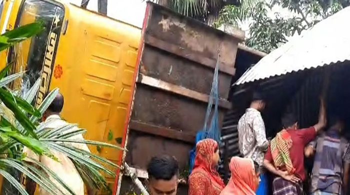 ঘরের ওপর উল্টে পড়ল পাথরবোঝাই ট্রাক