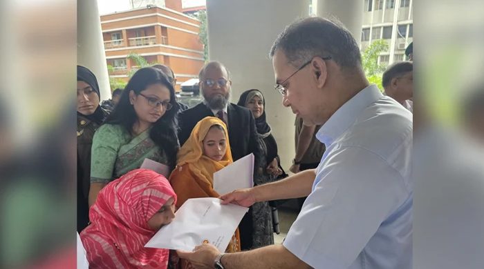 প্রতিবন্ধী তিন ব্যক্তিকে নিয়োগপত্র দিলেন প্রধানমন্ত্রী