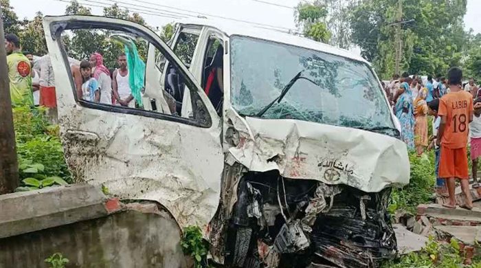 নতুন বউ নিয়ে ফেরার পথে মাইক্রোবাস খাদে