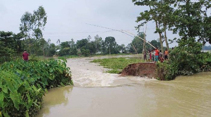 বন্যার পানিতে তলিয়ে গেছে সড়ক, নৌকাই এখন ১০ গ্রামের ভরসা