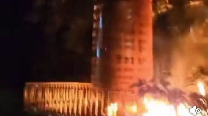 মাস্ক পরে জুলাই স্মৃতিস্তম্ভে আগুন