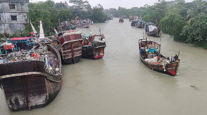 উত্তাল সাগরে ১২–১৮ ফুট ঢেউ