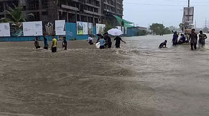 প্রবল বৃষ্টিতে বিপর্যস্ত মুম্বাই, প্রাণ গেলো ১০ জনের