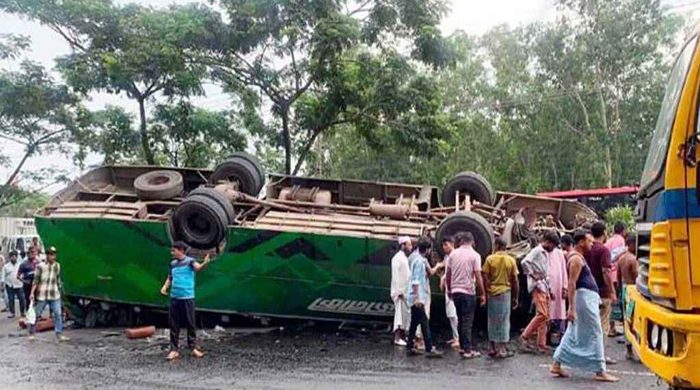 চট্টগ্রামে যাত্রীবাহী বাস উল্টে নিহত ১, আহত ৬