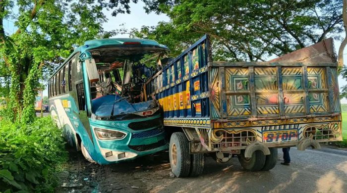 সিলেট লালাবাজারে বাস ও ট্রাকের মুখোমুখি সংঘর্ষ