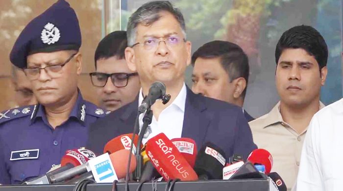সর্বোচ্চ ২ লাখ টাকা পুরস্কার দেবে সরকার লুট হওয়া অস্ত্রের তথ্য দিলে 