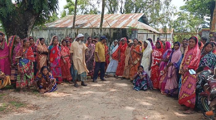 ছয় সপ্তাহ মজুরি না পেয়ে চা-শ্রমিকদের অবস্থান কর্মসূচি