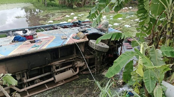 বাস-ট্রাকের ভয়াবহ সংঘর্ষে আহত ১৯
