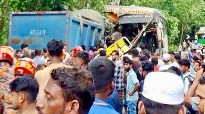 চাঁদপুরে বাস-ট্রাক সংঘর্ষে নিহত ৩