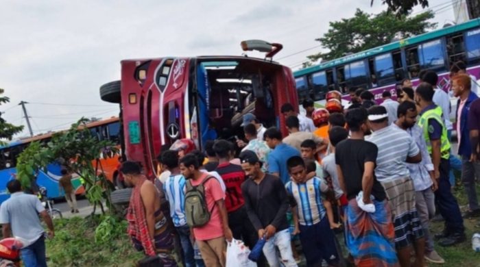 দাউদকান্দিতে বাস উল্টে আহত ১৫