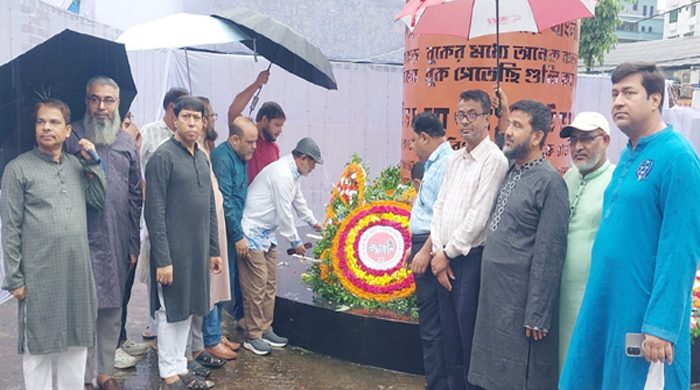 জুলাই গণঅভ্যুত্থান দিবসে জুলাই স্মৃতিস্তম্ভে জালালাবাদ গ্যাস অফিসের পুষ্পস্তবক অর্পণ